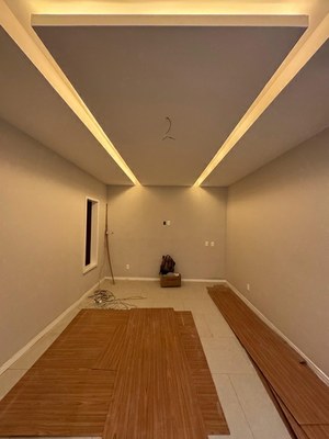 Márcio Lima e Marquinhos da Saúde acompanham obra de reforma da Câmara de Areal 