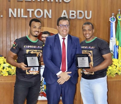 Vereador Luís da Papelaria e homenageado Wesley e Wellington Alves