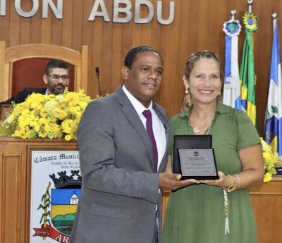 Valter Luís e homenageada Rosângela de Fátima