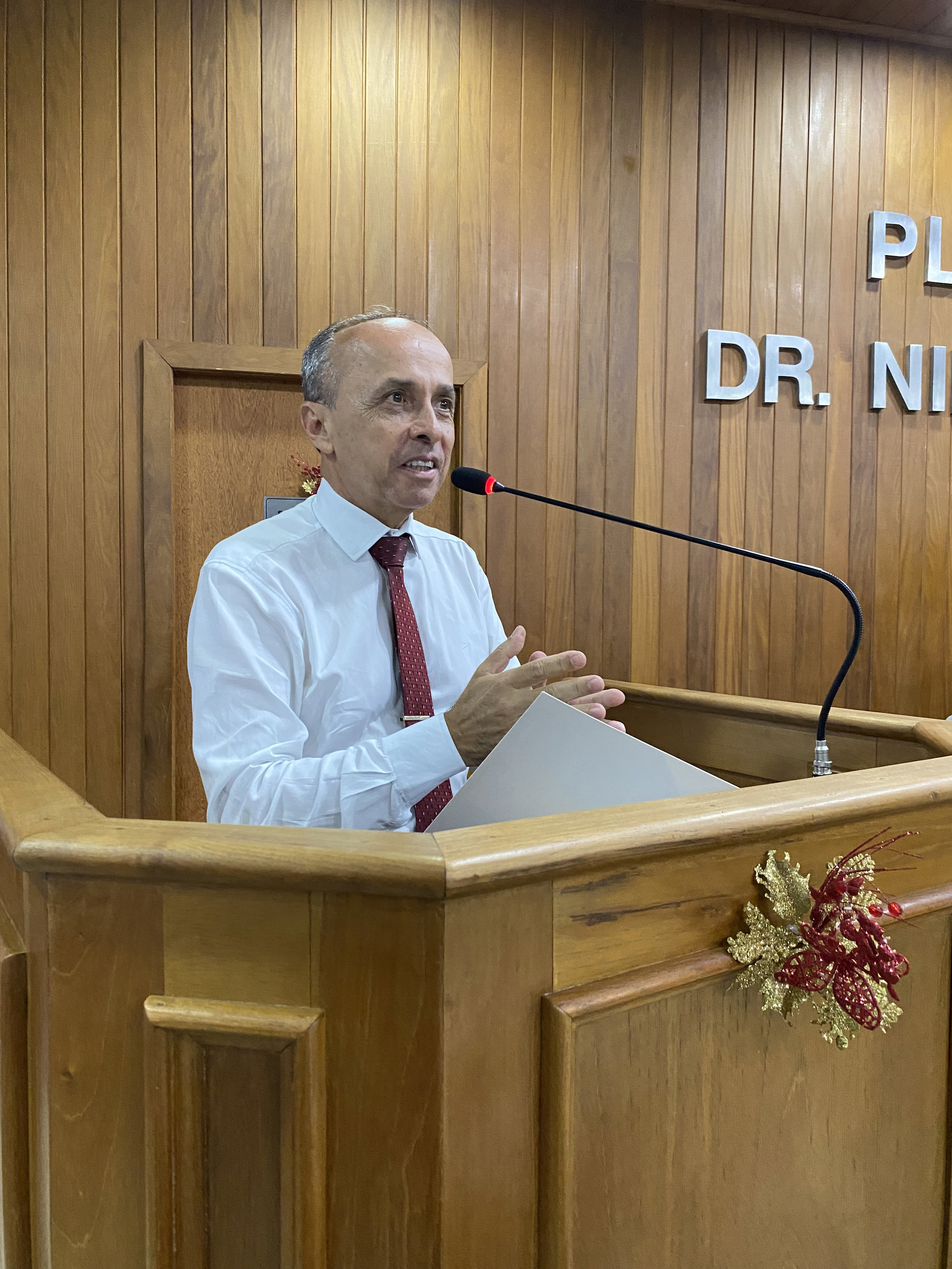 Dr. Luiz Castellani recebe moção de aplausos