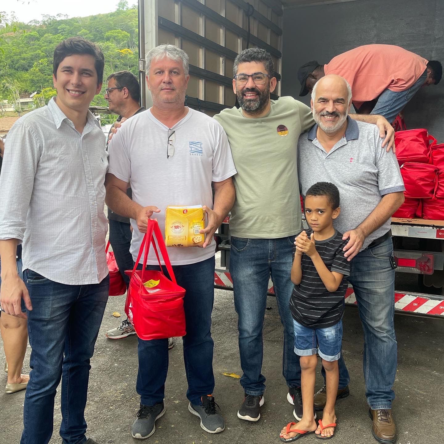 Vereadores participam da entrega da Cesta Natalina e Chocotone