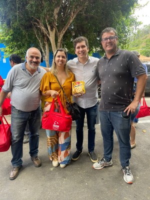 Vereadores participam da entrega da Cesta Natalina e Chocotone