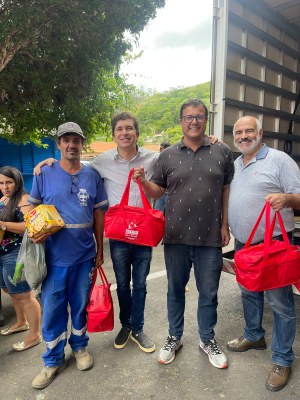 Vereadores participam da entrega da Cesta Natalina e Chocotone