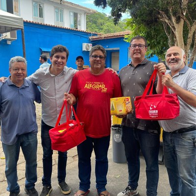 Vereadores participam da entrega da Cesta Natalina e Chocotone