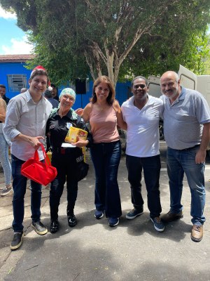 Vereadores participam da entrega da Cesta Natalina e Chocotone