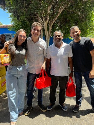 Vereadores participam da entrega da Cesta Natalina e Chocotone