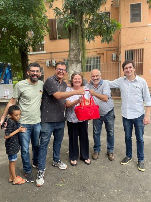 Vereadores participam da entrega da Cesta Natalina e Chocotone