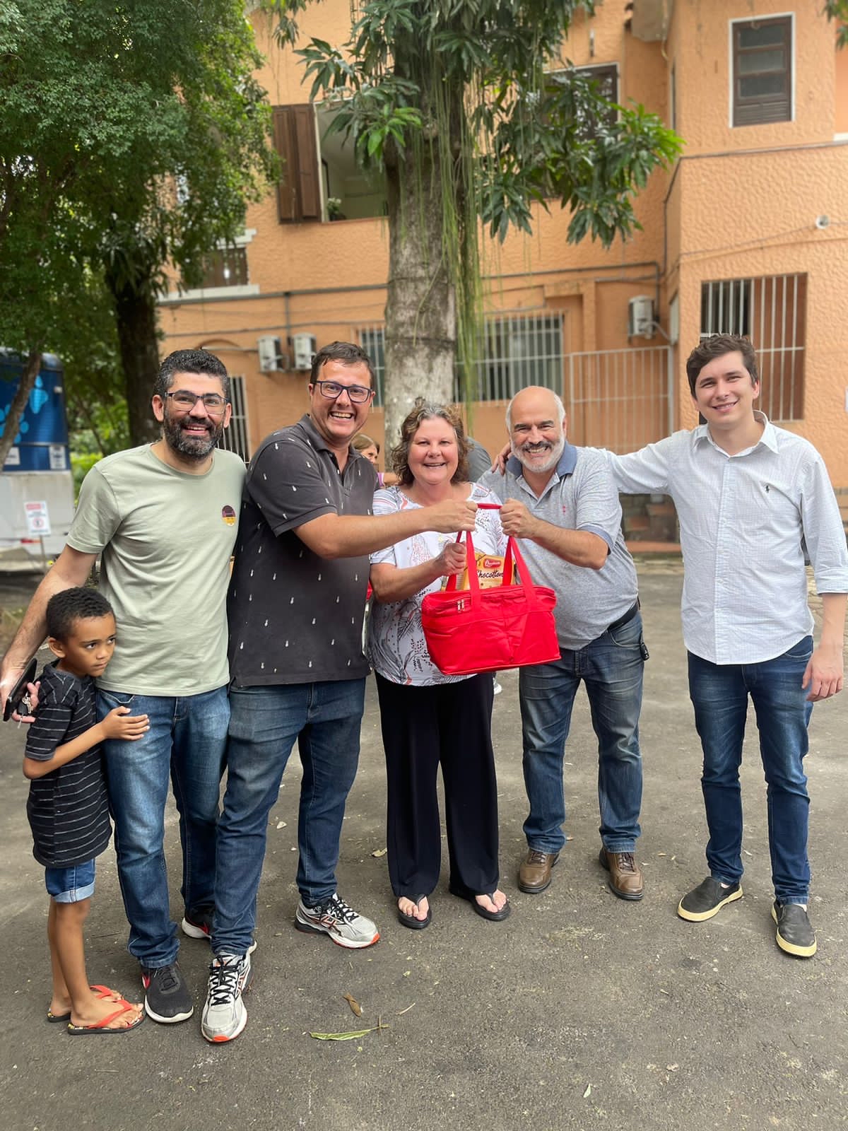 Vereadores participam da entrega da Cesta Natalina e Chocotone