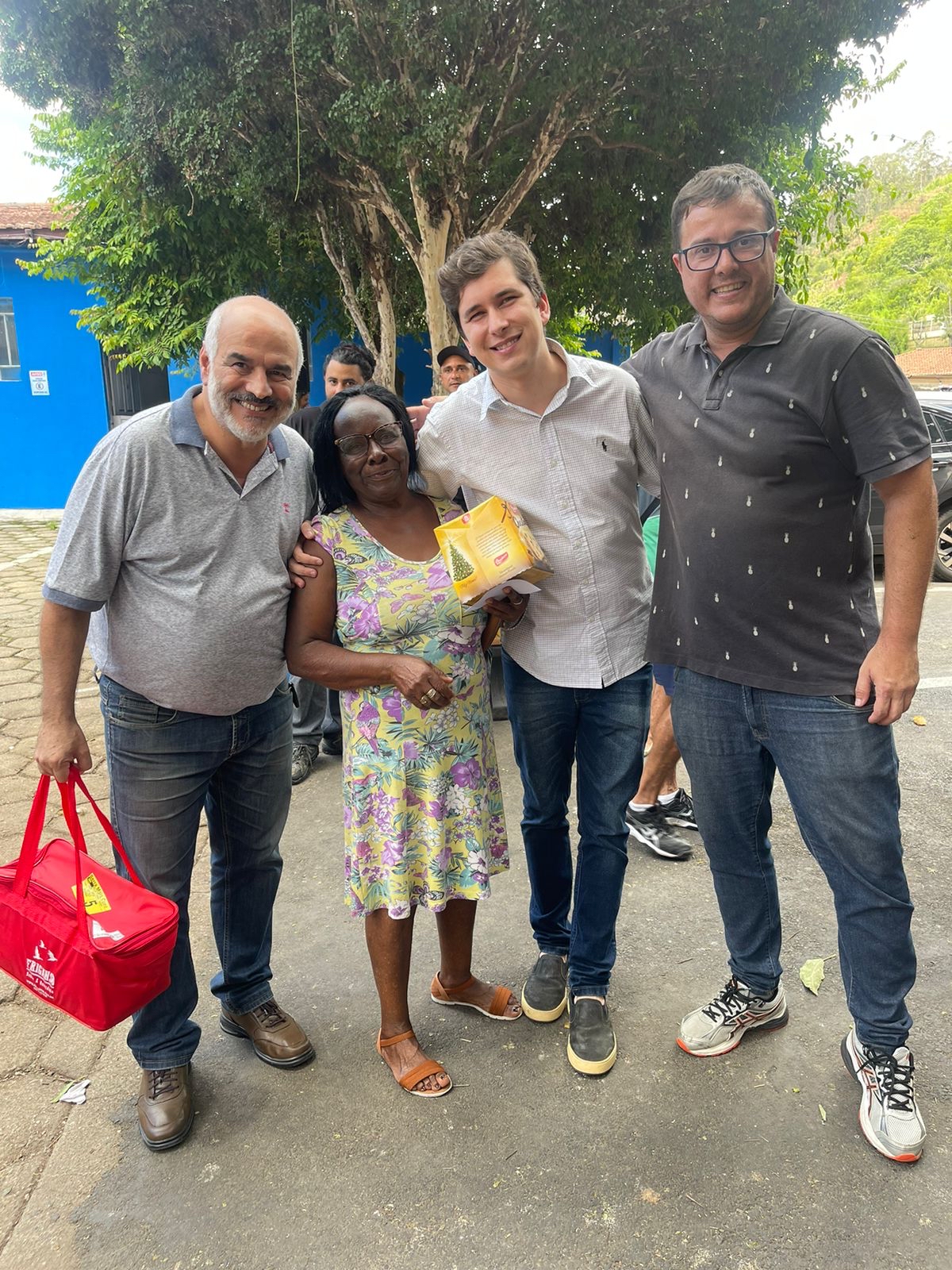 Vereadores participam da entrega da Cesta Natalina e Chocotone