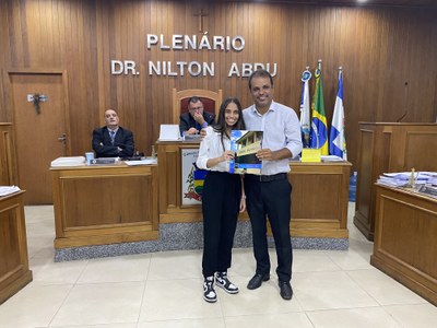 Anna Julia recebe a Honrosa Moção de Aplausos do Vereador Dedeu Silva