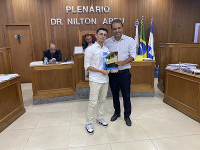 Diego Santos recebe a Honrosa Moção de Aplausos do Vereador Dedeu Silva