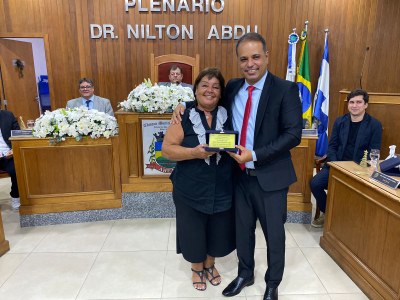 Vereador Dedeu Silva entrega a Condecoração Legislativa Manoel José Soares "Gente que faz" a Mria Nazaré Silvestre de Lima 