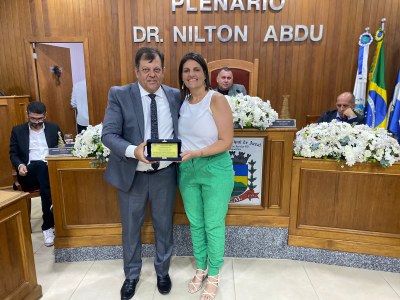 Vereador Márcio Lima entrega a Condecoração Legislativa Manoel José Soares "Gente que faz" a Dr. Henrique José Nascimento Franco (representado por Elisangela Caiafa)