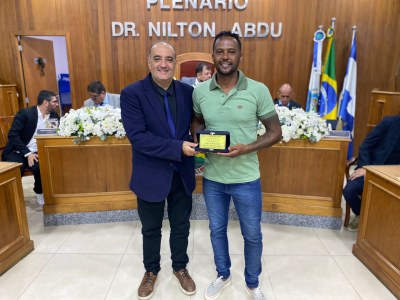 Vereador Marcelo Pipa entrega a Condecoração Legislativa Manoel José Soares "Gente que faz" a  Jorge Luis Oliveira Soares