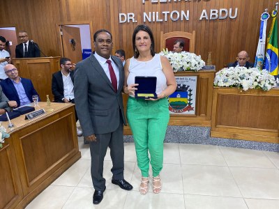 Vereador Valter Luís entrega a Condecoração Legislativa Manoel José Soares "Gente que faz" a Janaína Oliveira da Silva (representada por Elisangela Caiafa)