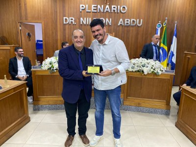 Vereador Marcelo Pipa entrega a Condecoração Legislativa Manoel José Soares "Gente que faz" a José Roberto Zimbrão Ribeiro