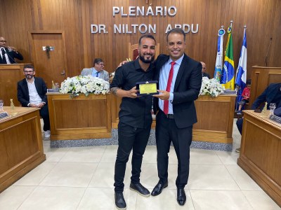 Vereador Dedeu Silva entrega a Condecoração Legislativa Manoel José Soares "Gente que faz" a Dévisson da Silva