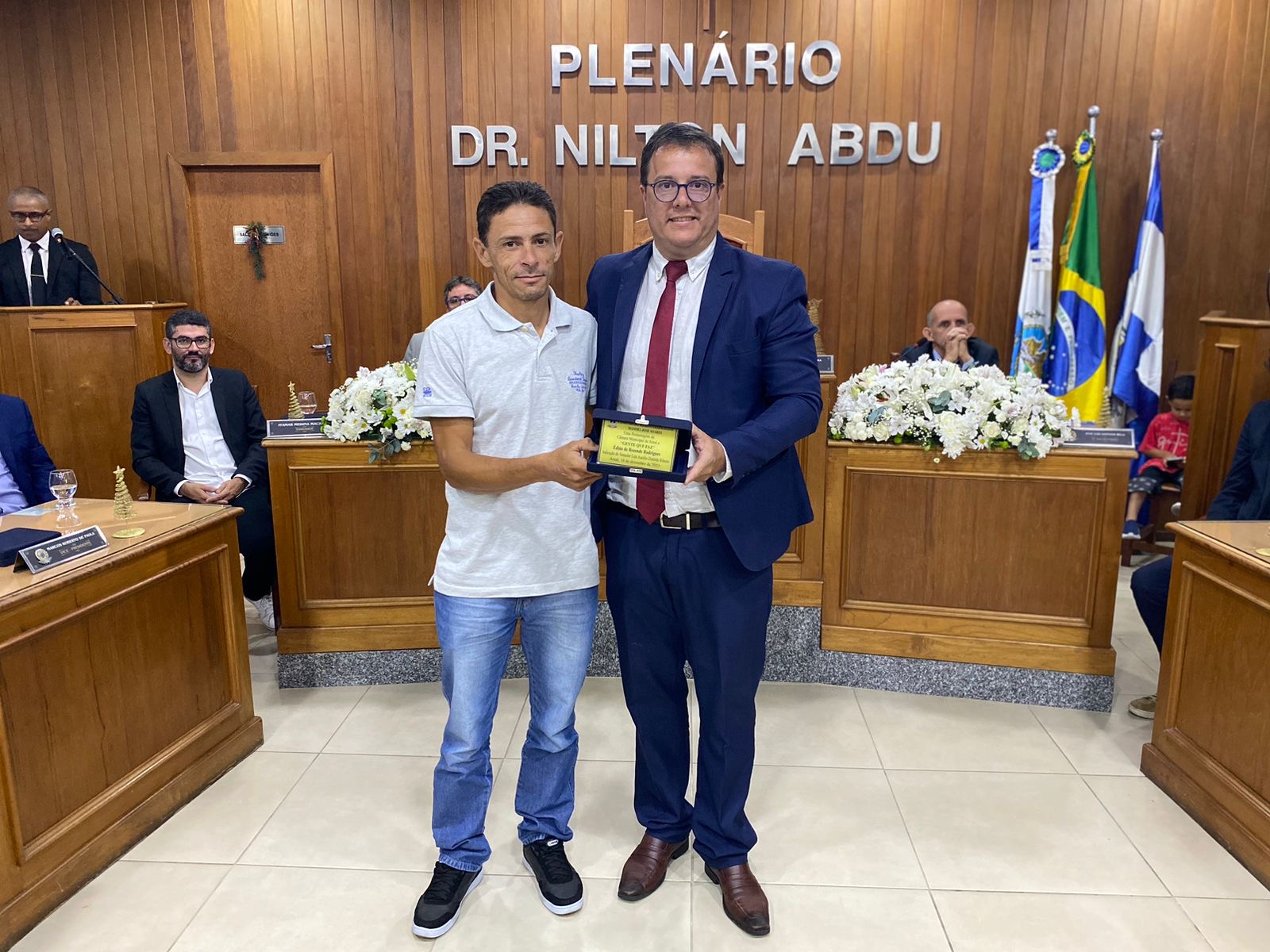 Luís da Papelaria entrega a Condecoração Legislativa Manoel José Soares "Gente que faz" a Édino de Rezende Rodrigues