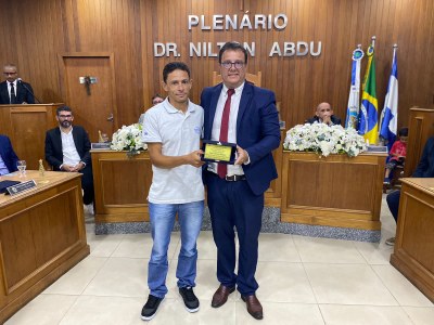 Luís da Papelaria entrega a Condecoração Legislativa Manoel José Soares "Gente que faz" a Édino de Rezende Rodrigues