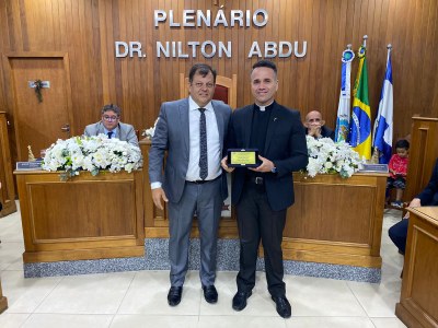 Márcio Lima entrega a Condecoração Legislativa Manoel José Soares "Gente que faz" a Dom Gregório Paixão (representado por Padre Alex Silva)