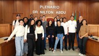 Câmara de Areal recebe alunos do Colégio Cívico Militar para atividade prática sobre sustentabilidade.