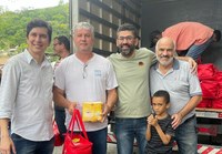 Vereadores da Câmara de Areal participam da entrega de Cesta Natalina e Chocotone aos Servidores da Prefeitura de Areal