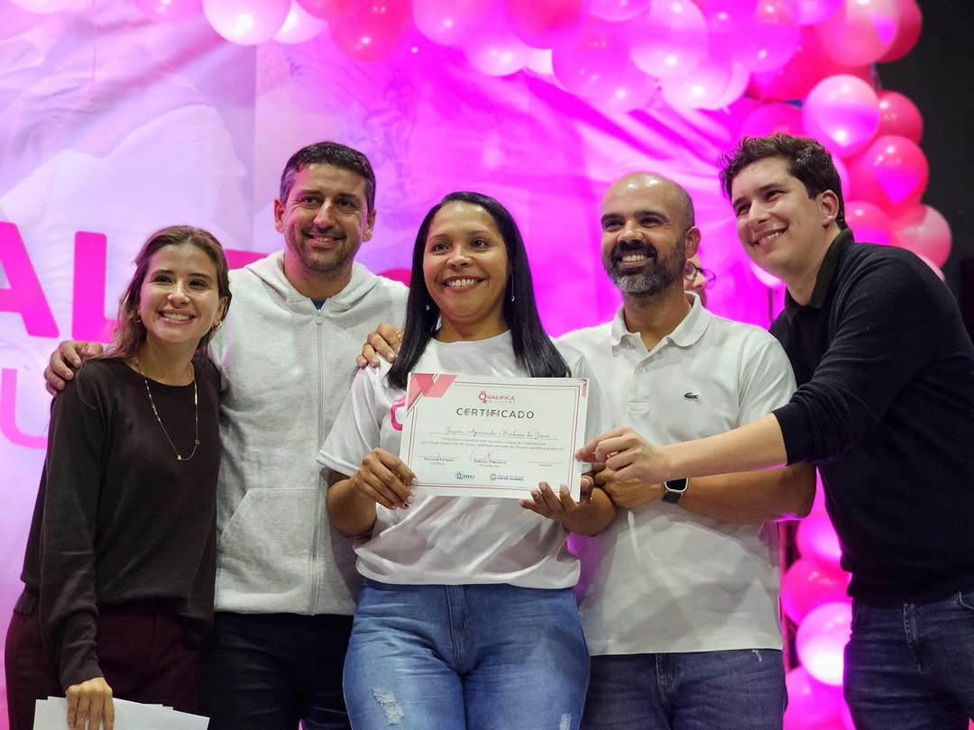 Vereadores participam da formatura do programa Qualifica Mulher.